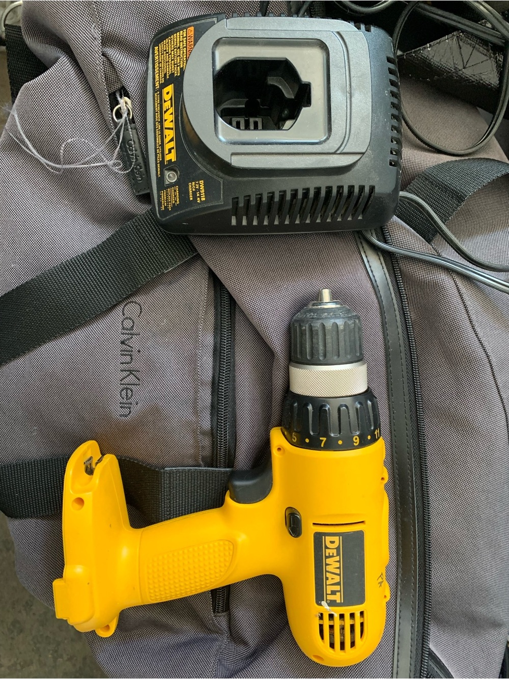 Dewalt 3/8 Cordless Drill DW927 (please read description) - Picture 5 of 5